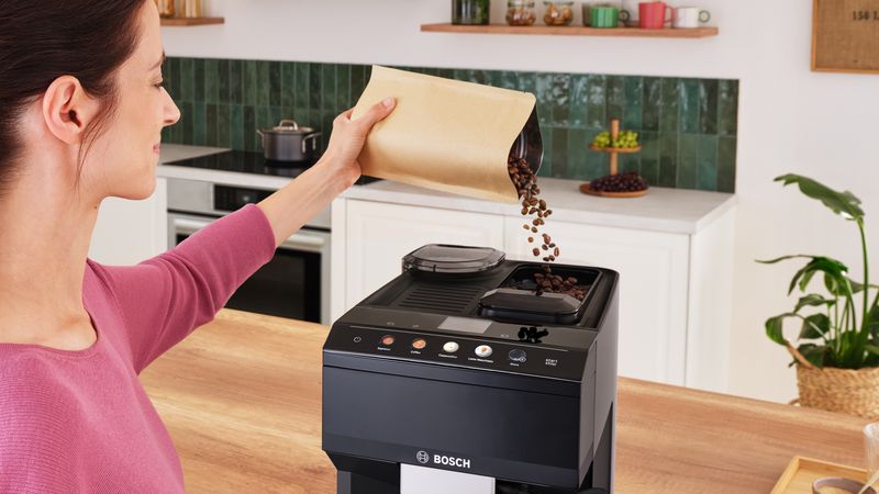 Bosch 500 Series VeroCafe Fully Automatic Coffee Machine with Removable Water Tank  in Piano Black - TPU40109